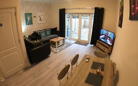 Very Large House, 6 Beds, 4 Bedrooms, 3 Bathrooms, 5 Smart Tv'S & Van Parking